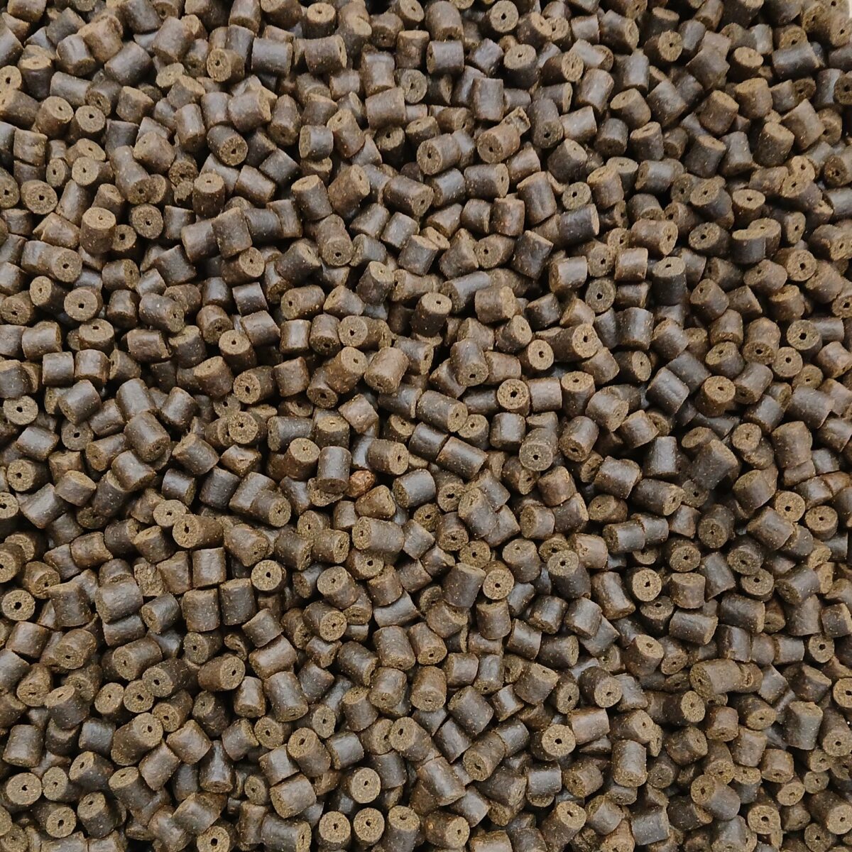 Aminopelety dark s dírkou 9mm (32% protein)